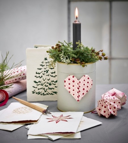 DIY holiday candles and cards. 