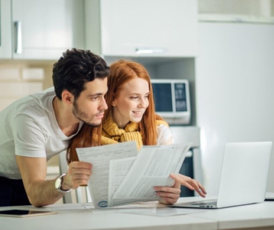 Couple on the computer creating a budget